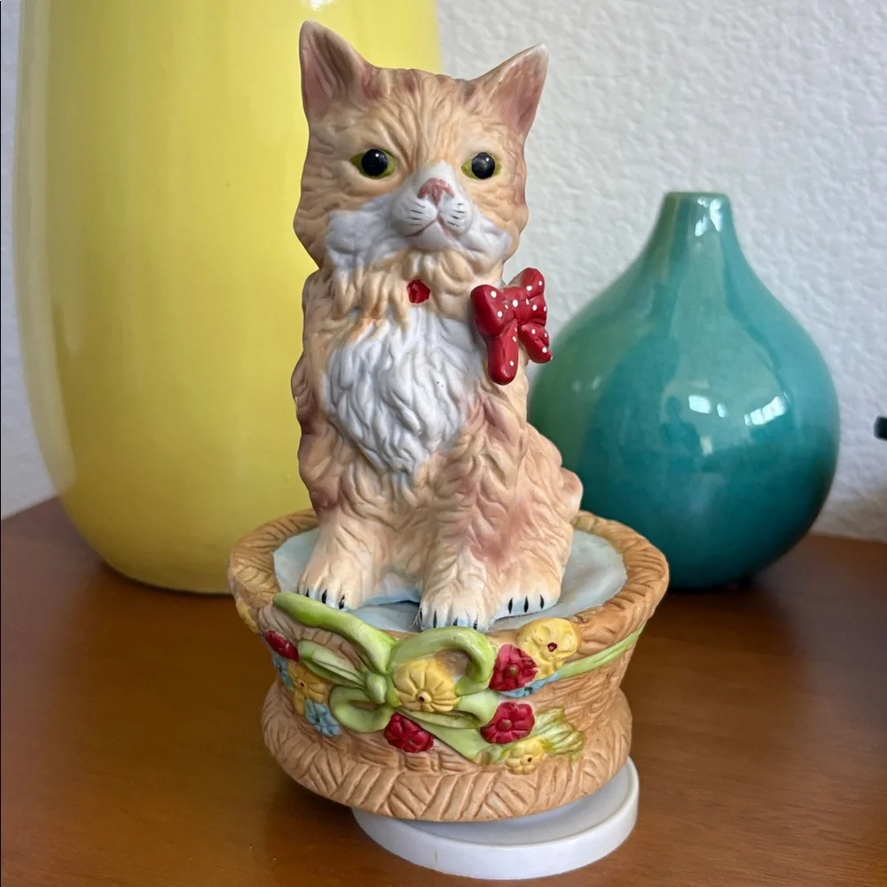 Vintage Interpur Ceramic Music Box Cat In Basket - Plays Talk To The Animals